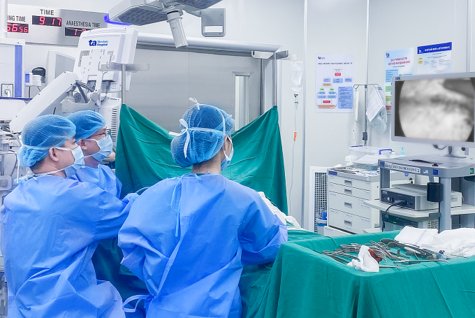 Bác sĩ Tấn cùng êkíp mổ nội soi cắt tuyến vú bên phải cho bệnh nhân Ngân. Ảnh: Bệnh viện Đa khoa Tâm Anh