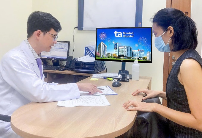 Chị Ngân tái khám theo lịch hẹn của bác sĩ sau 7 ngày phẫu thuật. Ảnh: Bệnh viện cung cấp