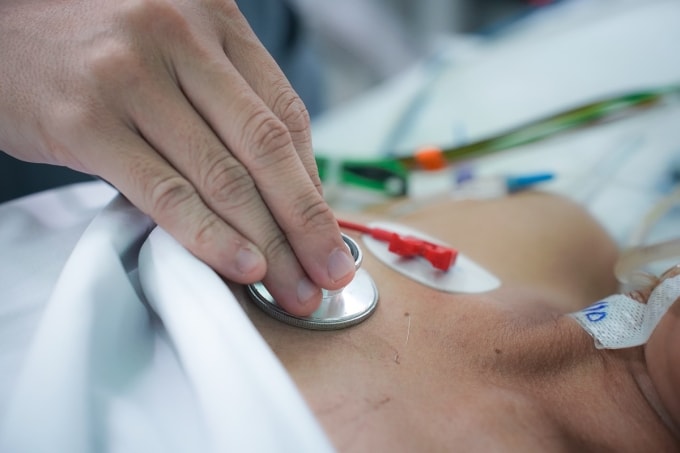 Bác sĩ Bệnh viện Chợ Rẫy thăm khám người bệnh. Ảnh: Bệnh viện cung cấp