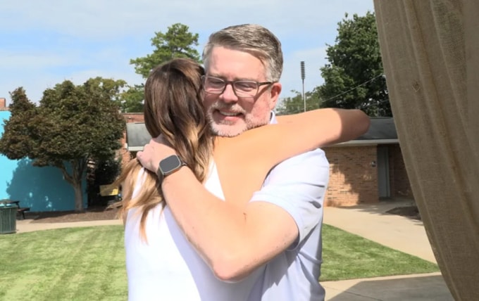 Cặp anh chị em cùng cha khác mẹ Jim Harris và Summer McKesson trong lần gặp mặt trực tiếp đầu tiên hôm 8/10. Ảnh: CNN