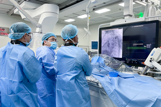 Bác sĩ Phúc (giữa) thông tim cho bệnh nhi. Ảnh: Bệnh viện Đa khoa Tâm Anh