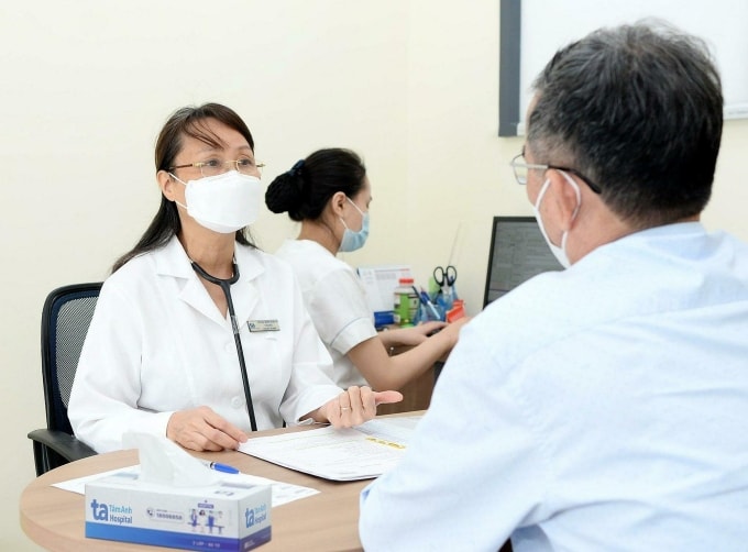 PGS Yến tư vấn cho người bệnh. Ảnh: Bệnh viện Đa khoa Tâm Anh