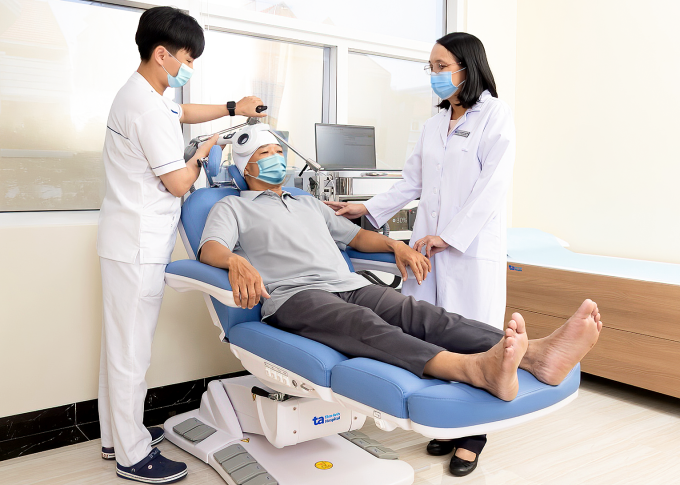 Người bệnh đang được kích thích từ trường xuyên sọ để cải thiện giấc ngủ. Ảnh: Bệnh viện Đa khoa Tâm Anh