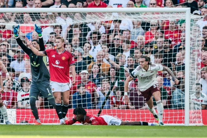 Calafiori, một trong những cầu thủ có kèo trái đặc biệt của Arsenal, ăn mừng sau khi ghi bàn trong trận thắng Man Utd 1-0 ở sân Old Trafford, Manchester ngày 17/8/2025. Ảnh: Reuters