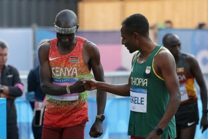 Eliud Kipchoge (trái) và Kenenisa Bekele trước khi thi đấu nội dung marathon tại Olympic Paris 2024. Ảnh: Reuters