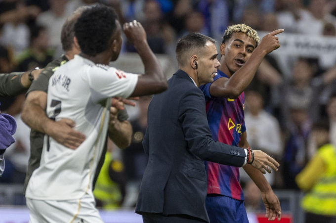 Lamine Yamal tranh cãi với Vinicius sau trận Barca thua Real 1-2 ở vòng 10 La Liga trên sân Bernabeu, Madrid, Tây Ban Nha ngày 26/10/2025. Ảnh: Mundo