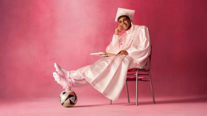 Lamine Yamal trong buổi chụp hình với Adidas.