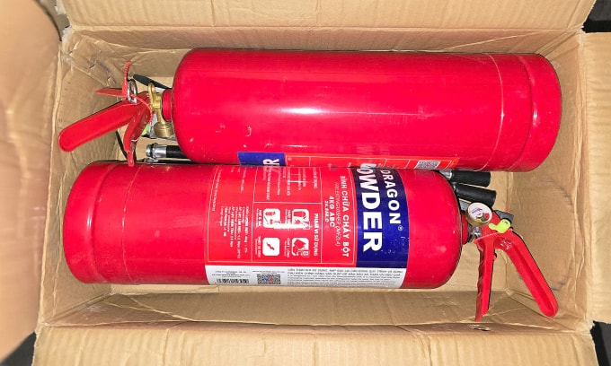 Bình chữa cháy giả bị thu giữ. Ảnh: Công an cung cấp