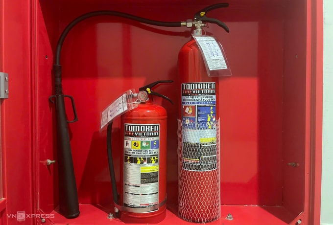 Bình chữa cháy Tomoken ở chung cư nhà anh Tuấn. Ảnh: Phạm Dự