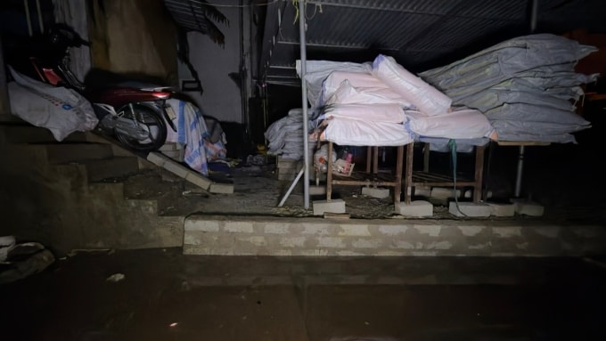 Xe máy cùng đồ đạc được ông kê lên cao. Ảnh: Nhân vật cung cấp