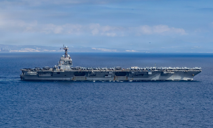 Tàu sân bay USS Gerald R. Ford đi qua eo biển Gibraltar hôm 1/10. Ảnh: US Navy