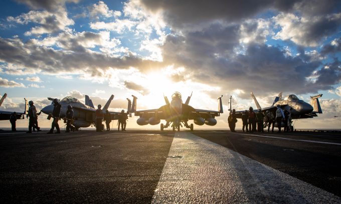 Dàn tiêm kích trên tàu sân bay USS Gerald R. Ford hôm 26/9. Ảnh: US Navy