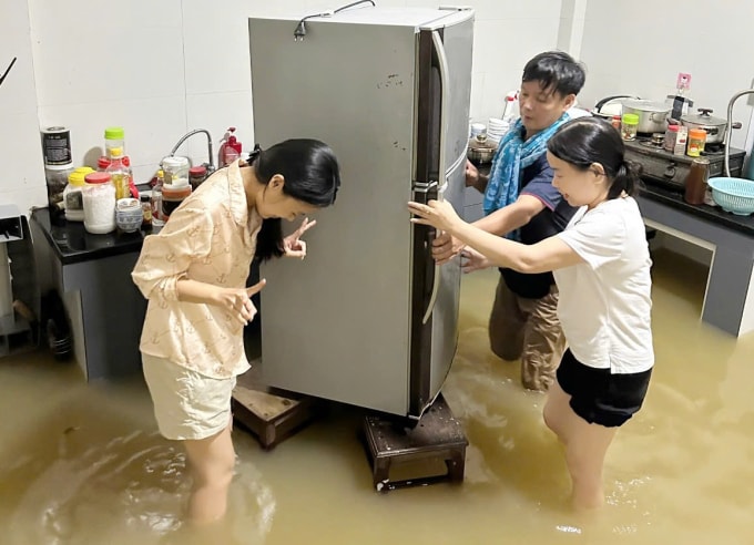 Anh Hải kê tủ lạnh thêm 20 cm, tức cao hơn nền nhà 60 cm. Ảnh: Nhân vật cung cấp