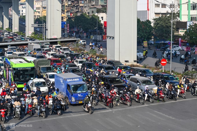 Phương tiện dừng đèn đỏ tại ngã tư trên phố Kim Liên, Hà Nội. Ảnh: Giang Huy