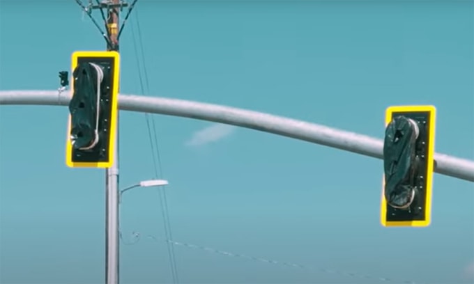 Đèn giao thông bị bịt kín trong nhiều tháng trước khi đi vào hoạt động vào đầu tháng 10. Ảnh: GV Wire