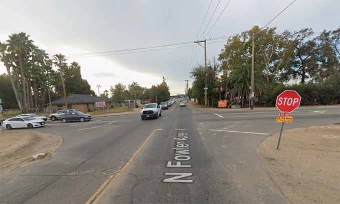 Ngã tư giữa đường Fowler và Olive với biển báo dừng, tháng 10/2023. Ảnh: Google Maps