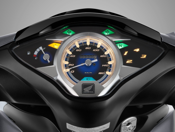 Thiết kế mặt đồng hồ lấy cảm hứng từ ôtô. Ảnh: HVN