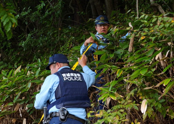 Cảnh sát tỉnh Miyagi tìm kiếm nạn nhân bị gấu tấn công ngày 4/10. Ảnh: Reuters