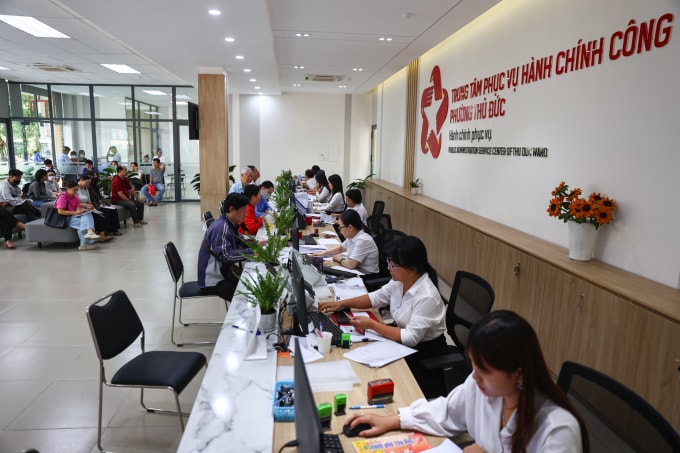 Cán bộ giải quyết thủ tục hành chính cho người dân tại TP HCM. Ảnh: Quỳnh Trần