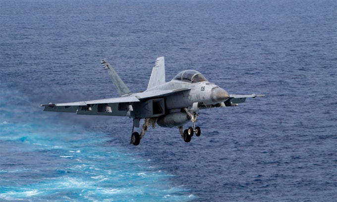 Tiêm kích F/A-18F chuẩn bị đáp xuống tàu sân bay USS Nimitz trên Thái Bình Dương ngày 4/4. Ảnh: US Navy
