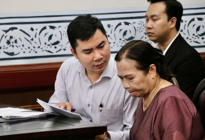 Bà Nguyễn Ngọc Ánh cùng người đại diện tại phiên tòa hôm nay. Ảnh: Hải Duyên