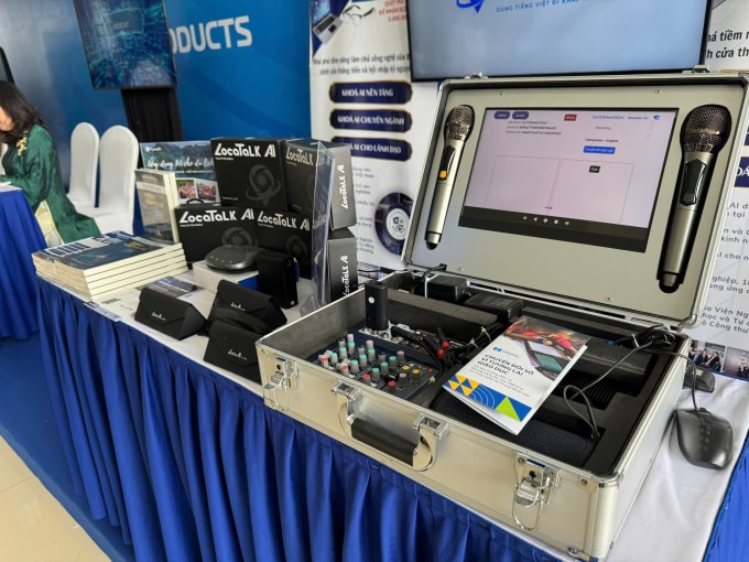 LocaAI, startup chuyên về AI cá nhân hoá, trình diễn các thiết bị như bộ micro, kính thông minh có khả năng chuyển ngữ nhờ ứng dụng AI tại Tuần lễ số quốc tế Việt Nam 2025. Ảnh: Giang Huy