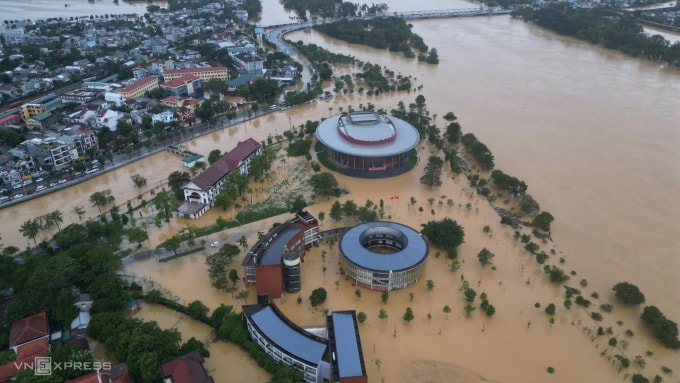 Lũ sông Hương tại TP Huế sáng 28/10. Ảnh: Võ Thạnh