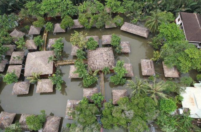 Nhà hàng ở khu vực Bình Quới chìm sâu dưới nước, chiều 25/10. Ảnh: Đình Văn