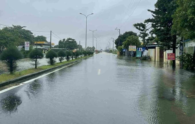 Quốc lộ 1 qua Đà Nẵng ngập nhiều điểm. Ảnh: Nguyễn Đông