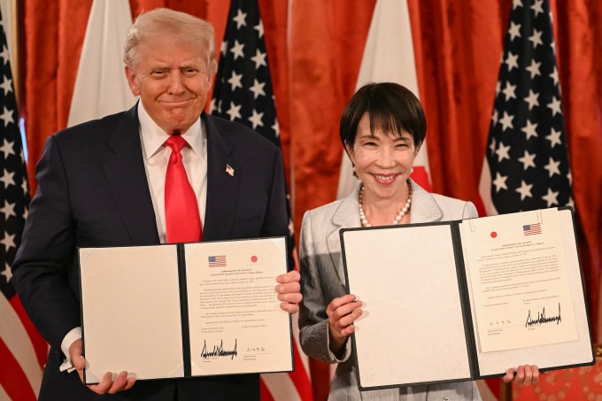 Tổng thống Mỹ Donald Trump (trái) và Thủ tướng Nhật Bản Sanae Takaichi tại lễ ký thỏa thuận ở Tokyo ngày 28/10. Ảnh: AFP
