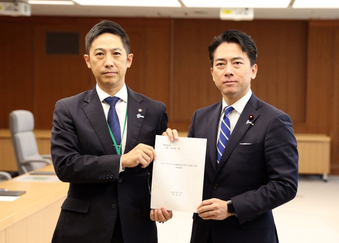 Thống đốc Suzuki (trái) và Bộ trưởng Koizumi tại cuộc họp ở Tokyo hôm nay. Ảnh: AFP