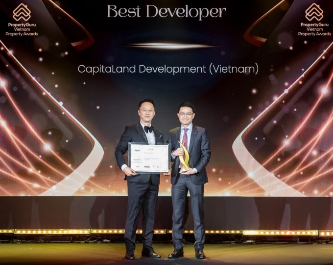 Ông Tan Wee Hsien, Tổng giám đốc CLD Việt Nam và Quốc tế, nhận giải thưởng Nhà phát triển bất động sản xuất sắc tại VPA 2025. Ảnh: CapitaLand