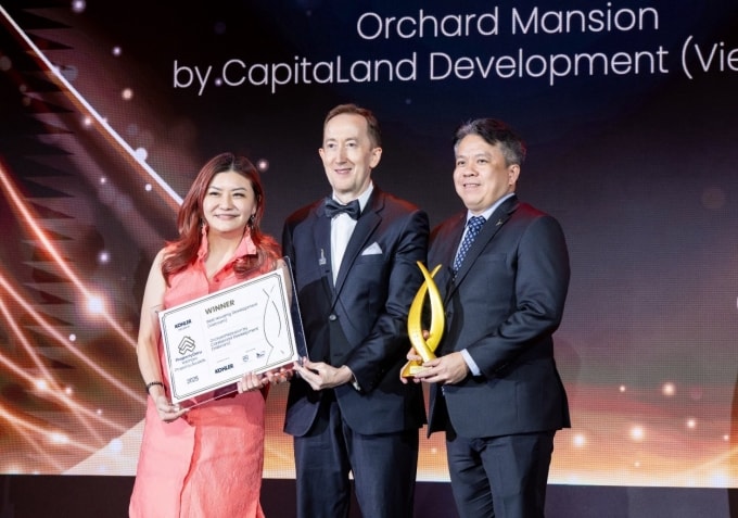 Đại diện Orchard Mansion nhận giải Dự án nhà ở xuất sắc (Việt Nam). Ảnh: CapitaLand