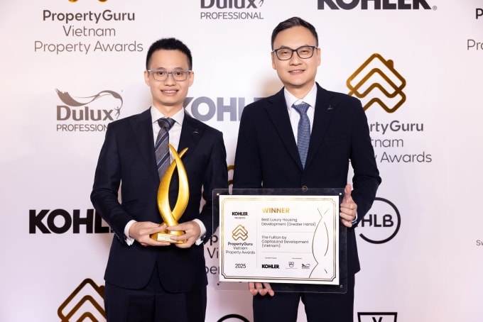Đại diện CapitaLand Development nhận giải thưởng cho dự án The Fullton. Ảnh: CapitaLand