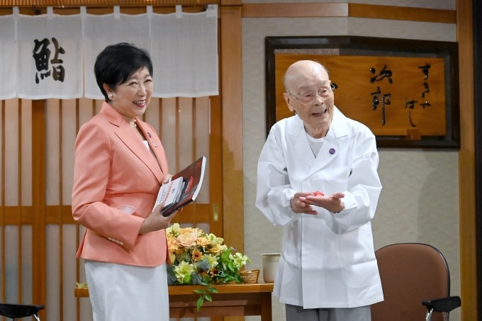 Thống đốc Tokyo Yuriko Koike chúc mừng sinh nhật 100 tuổi của ông Jiro Ono trước nhà hàng của ông ở Tokyo ngày 18/9. Ảnh: AP