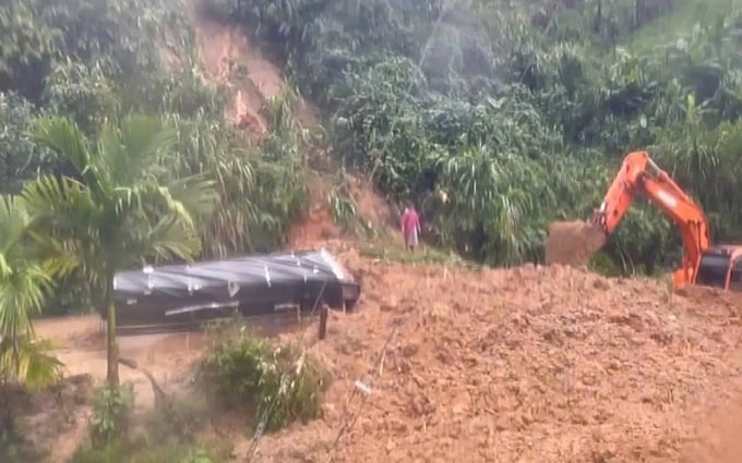 Tài xế xe tải may mắn thoát nạn khi đi vào khu vực sạt lở ở xã Phước Thành. Ảnh: Nam Em