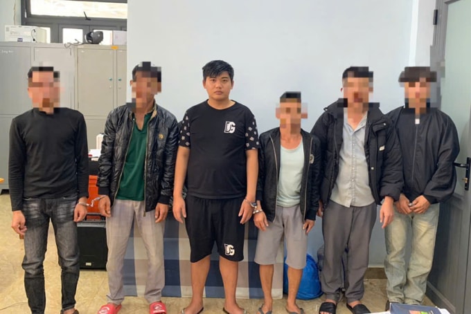 Nguyễn Lâm Oánh (thứ 3 từ bên trái) cùng 5 người đàn ông tại cơ quan công an. Ảnh: Lê Tiến