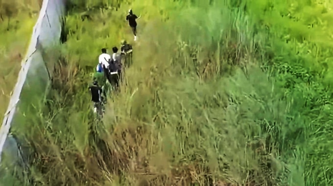 Cảnh sát bay flycam để truy lùng tên cướp. Ảnh: Công an TP HCM