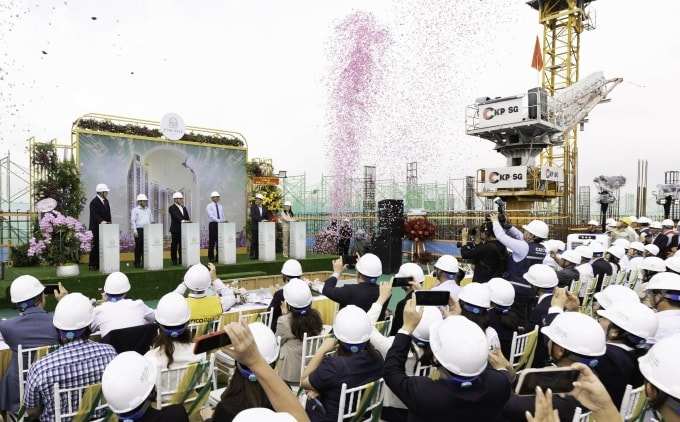 Toàn cảnh buổi lễ cất nóc trên tầng cao nhất Essensia Sky. Ảnh: Phú Long