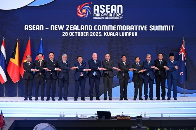 Thủ tướng Phạm Minh Chính, Thủ tướng New Zealand Christopher Luxon và lãnh đạo các nước ASEAN tại hội nghị ngày 28/10. Ảnh: ASEAN