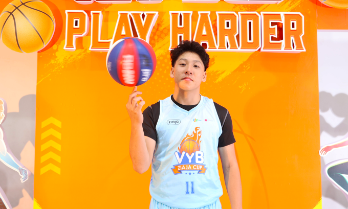 Nhữ Kỳ Anh - đổi trưởng đội THPT FPT Tây Hà Nội chụp ảnh ở Media Day. Ảnh: Hải Long