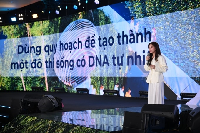 Đại diện Sun Property chia sẻ ý tưởng quy hoạch Charmora City. Ảnh: Ánh Dương