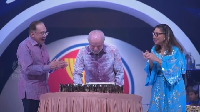 Từ trái qua phải là Thủ tướng Malaysia Ibrahim, Tổng thống Brazil Lula, phu nhân Rosangela tại tiệc sinh nhật bất ngờ ngày 27/10. Ảnh: Malay Mail