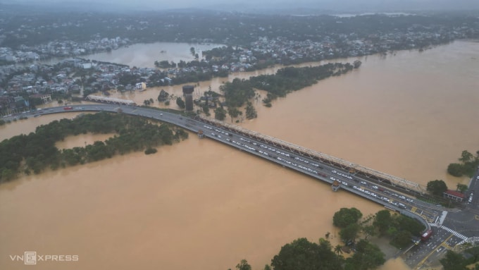 Lũ sông Hương đỏ quạch, lên mấp mé cầu. Ảnh: Võ Thạnh