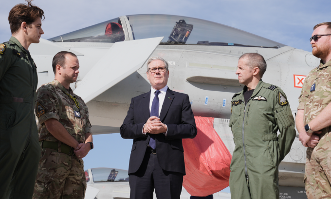 Thủ tướng Starmer (giữa) và các quân nhân Anh đứng trước tiêm kích Typhoon tại căn cứ không quân ở Thổ Nhĩ Kỳ hôm 27/10. Ảnh: AP