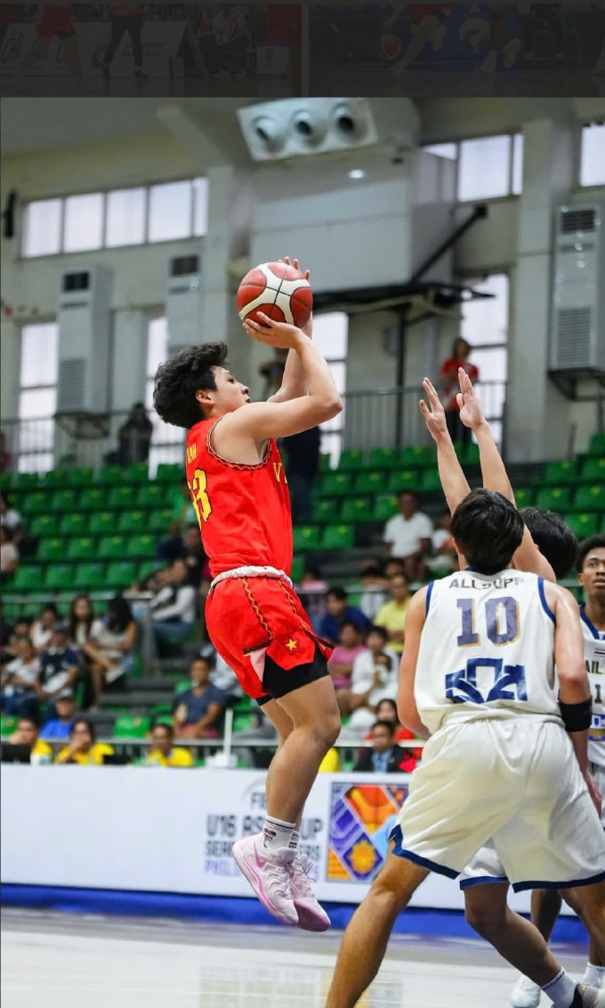 Nam sinh có chiều cao 1m75, thi đấu vị trí hậu vệ ở vòng loại U16 châu Á tại Philipines. Ảnh: NVCC