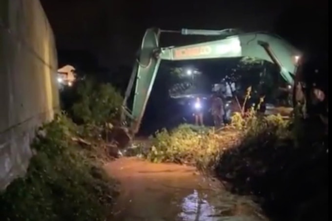 Lực lượng chức năng tìm kiếm nạn nhân bị lũ cuốn suốt đêm qua. Ảnh: Hoài Thanh