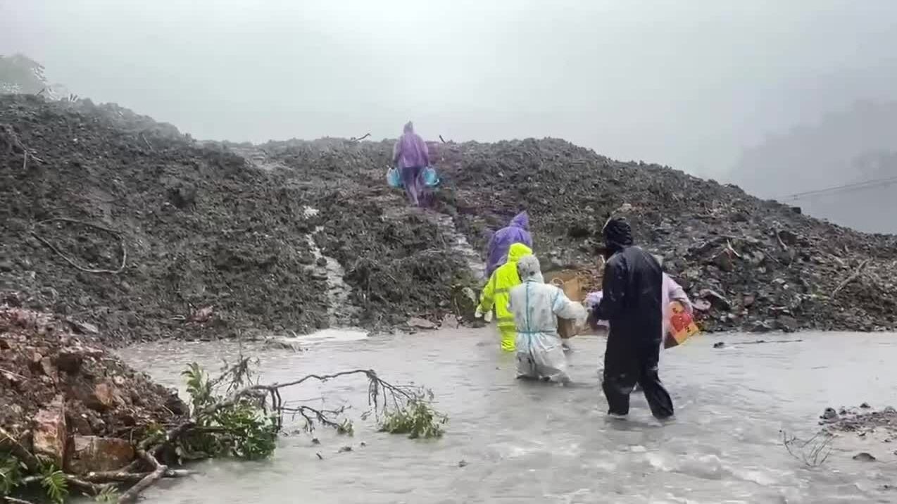 Băng rừng, lội suối cứu trợ người mắc kẹt trên đèo Lò Xo