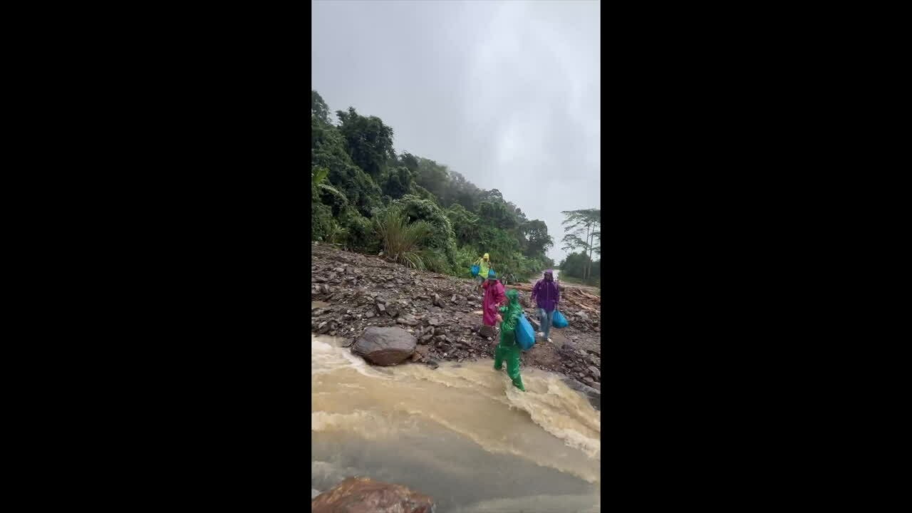 Băng rừng, lội suối cứu trợ người mắc kẹt trên đèo Lò Xo