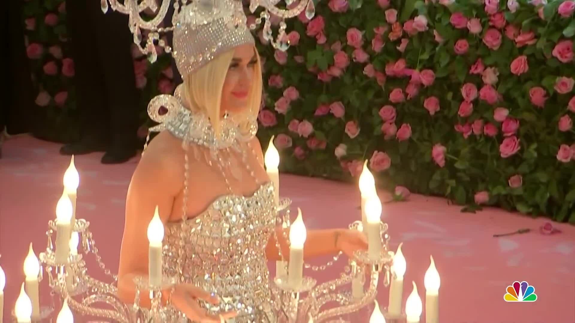Katy Perry ở Met Gala 2019 (video: NBC)